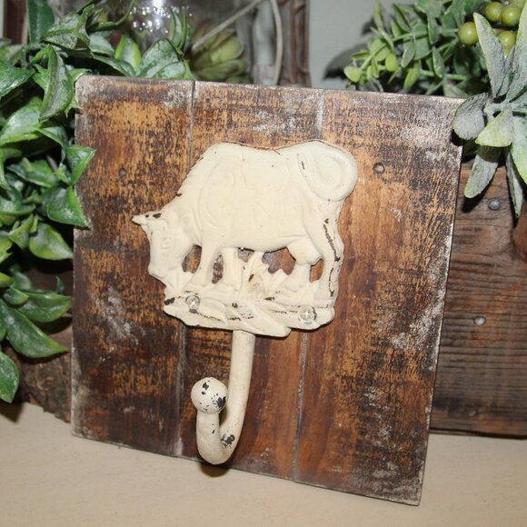 NEW Rustic Cast Iron & Wood Farmhouse Cow Wall Decor Hook Plaque - Picture 1 of 2